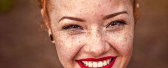 Frau,lachen,rote lippen